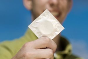 Миниатюра к статье Со скольки лет продают презервативы?
